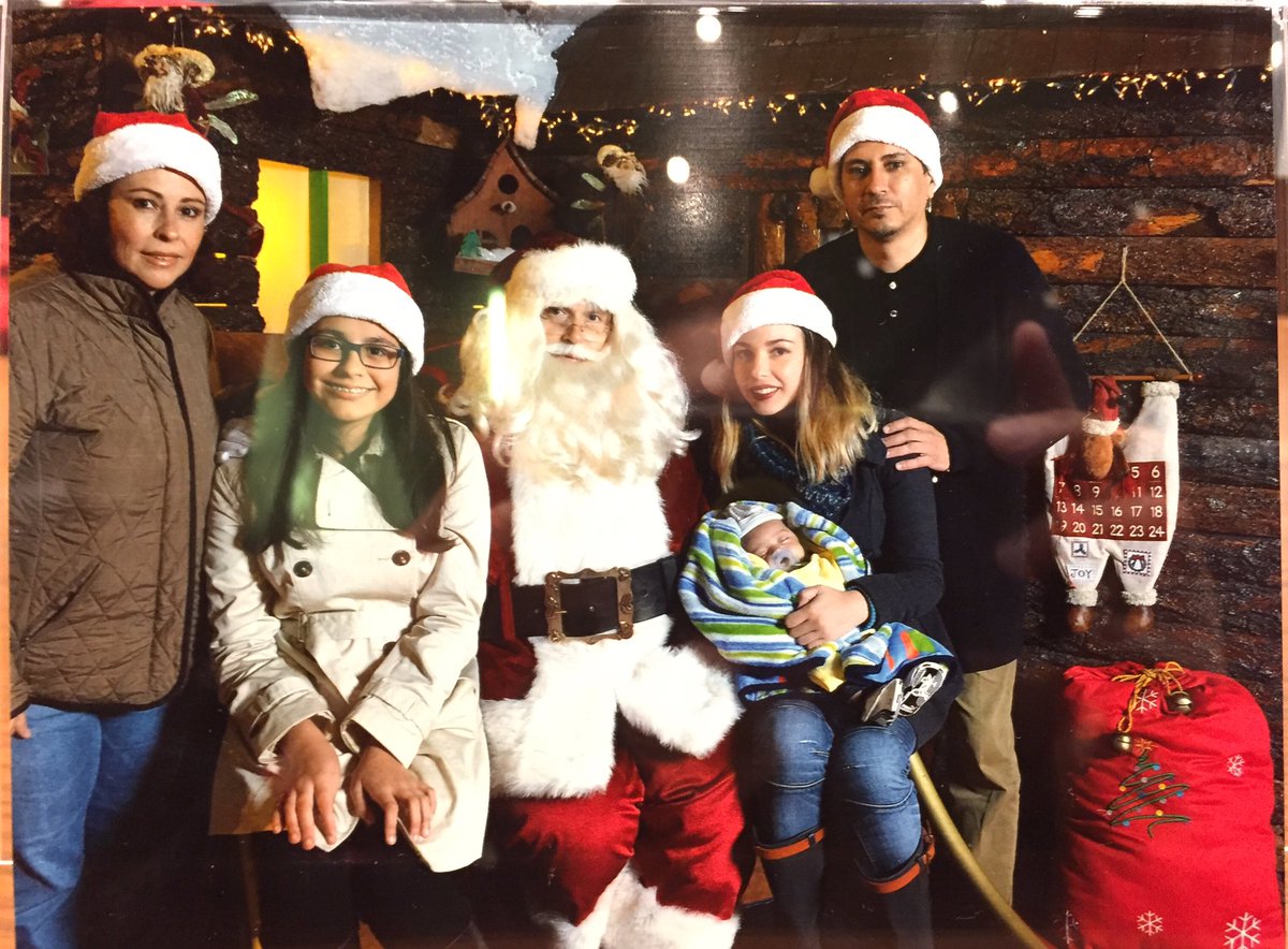 Flakomx's tweet photo. #navidad2016 #fotoconsanta #AquiestaRobi #unafamiliade5 #FamiliaFloresAlmaguer @EsferaMty 🎅 🎄 ⛄️ https://t.co/KERsdVoCZU