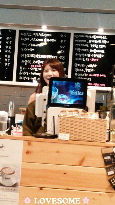 LOVESOME_com's tweet photo. 161203 씨앗카페 1일 찻집
@SEEART_official 웨이브도 풀고 앞머리까지 있어서 핵존예 됬어 우런니ㅜㅜ❤
#한별 #씨앗 https://t.co/Dr4lOCqTpN