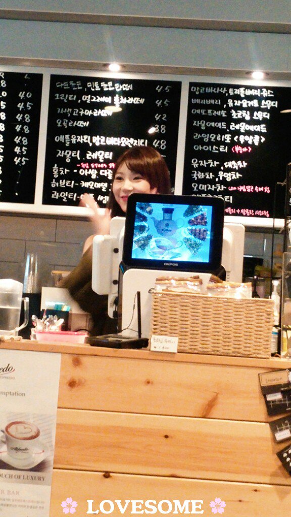 LOVESOME_com's tweet photo. 161203 씨앗카페 1일 찻집
@SEEART_official 웨이브도 풀고 앞머리까지 있어서 핵존예 됬어 우런니ㅜㅜ❤
#한별 #씨앗 https://t.co/Dr4lOCqTpN
