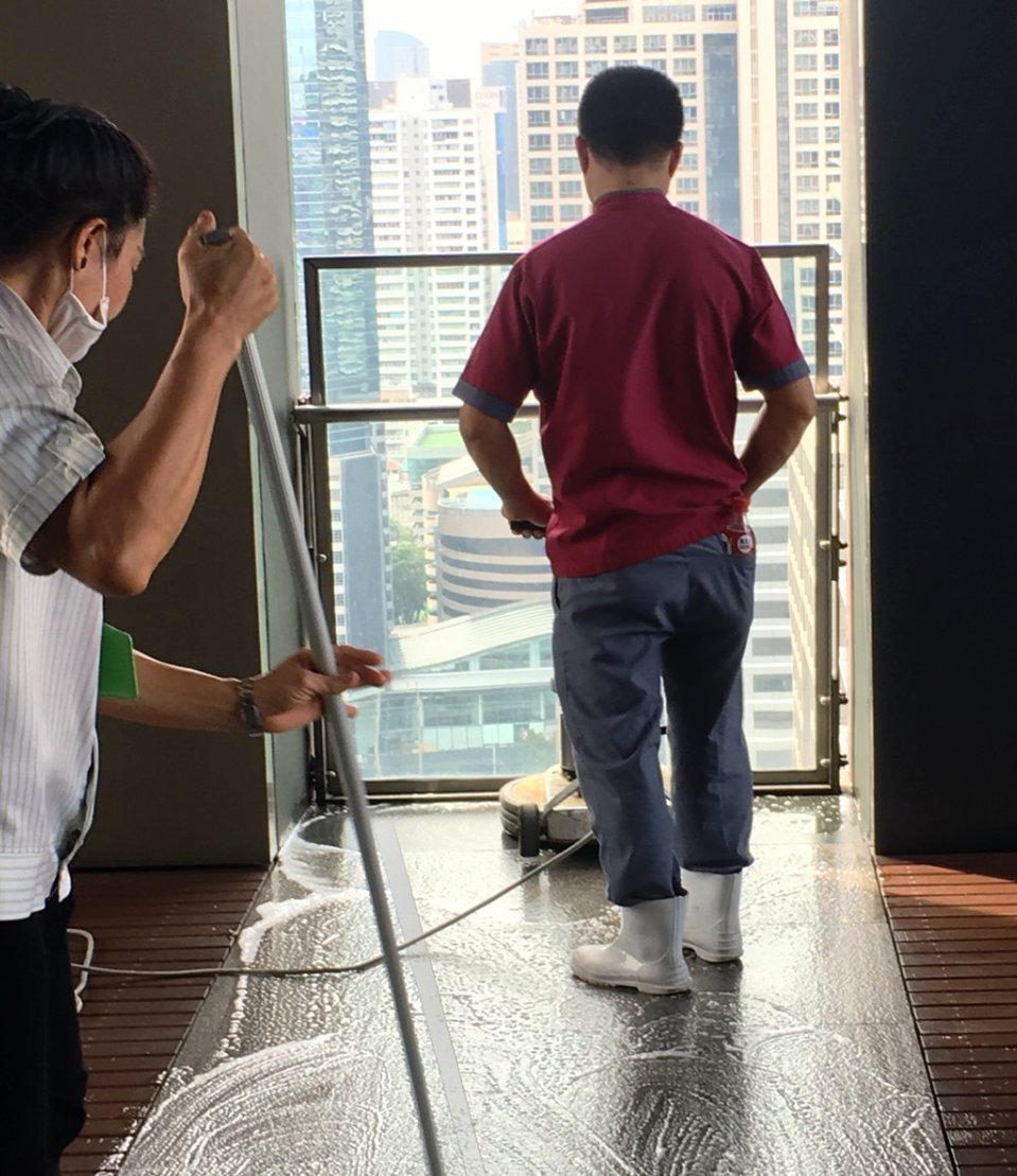 llchidchanok's tweet image. ทีมรักษาความสะอาดขัดล้างพื้นที่ส่วนกลางตั้งแต่เช้า เพื่อให้พื้นที่พร้อมให้บริการผู้พักอาศัยในวันหยุดพักผ่อน #TheMet #PlusPropertyManagement