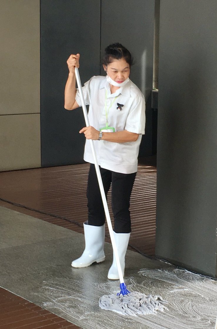 llchidchanok's tweet image. ทีมรักษาความสะอาดขัดล้างพื้นที่ส่วนกลางตั้งแต่เช้า เพื่อให้พื้นที่พร้อมให้บริการผู้พักอาศัยในวันหยุดพักผ่อน #TheMet #PlusPropertyManagement