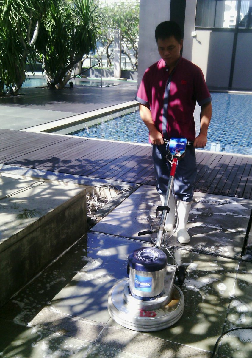 llchidchanok's tweet image. ทีมรักษาความสะอาดขัดล้างพื้นที่ส่วนกลางตั้งแต่เช้า เพื่อให้พื้นที่พร้อมให้บริการผู้พักอาศัยในวันหยุดพักผ่อน #TheMet #PlusPropertyManagement