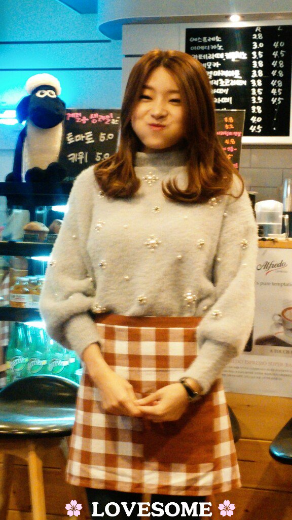 LOVESOME_com's tweet photo. 161203 씨앗카페 1일 찻집
@SEEART_official 날이 갈수록 더 예뻐지는 울트라 초 초현이~ 뿌해달라니까 "그게 뭐에요?" 라고.. 매우 귀여웠던😁
#초현 #씨앗 https://t.co/9ObLixYf9r