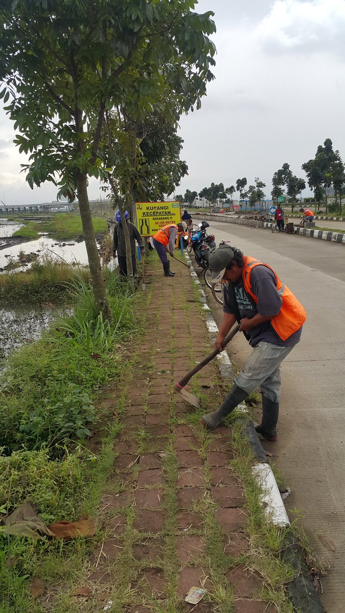 05-12-16 giat bbrsih rumput liar d jln pndamping tol kel.rcbl <a href="/ridwankamil/">Ridwan Kamil</a> @PemumBdg <a href="/dbmpkotabdg/">DBMP Bandung</a> @bplh_kotabdg <a href="/KecGedebage/">Gedebage Bagja</a>