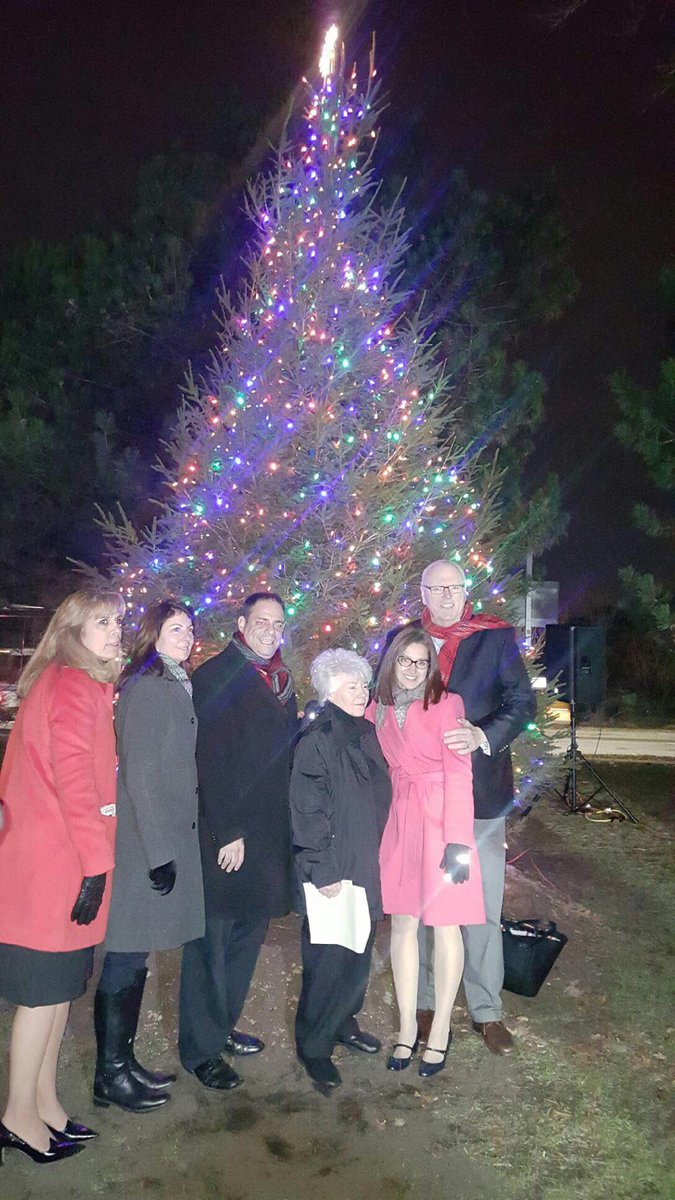 JoeCrowleyNY's tweet photo. Tis the season! It was great joining everyone at United Community Civic Association's #Christmas tree lighting! #HappyHolidays https://t.co/dltAOTYQl7