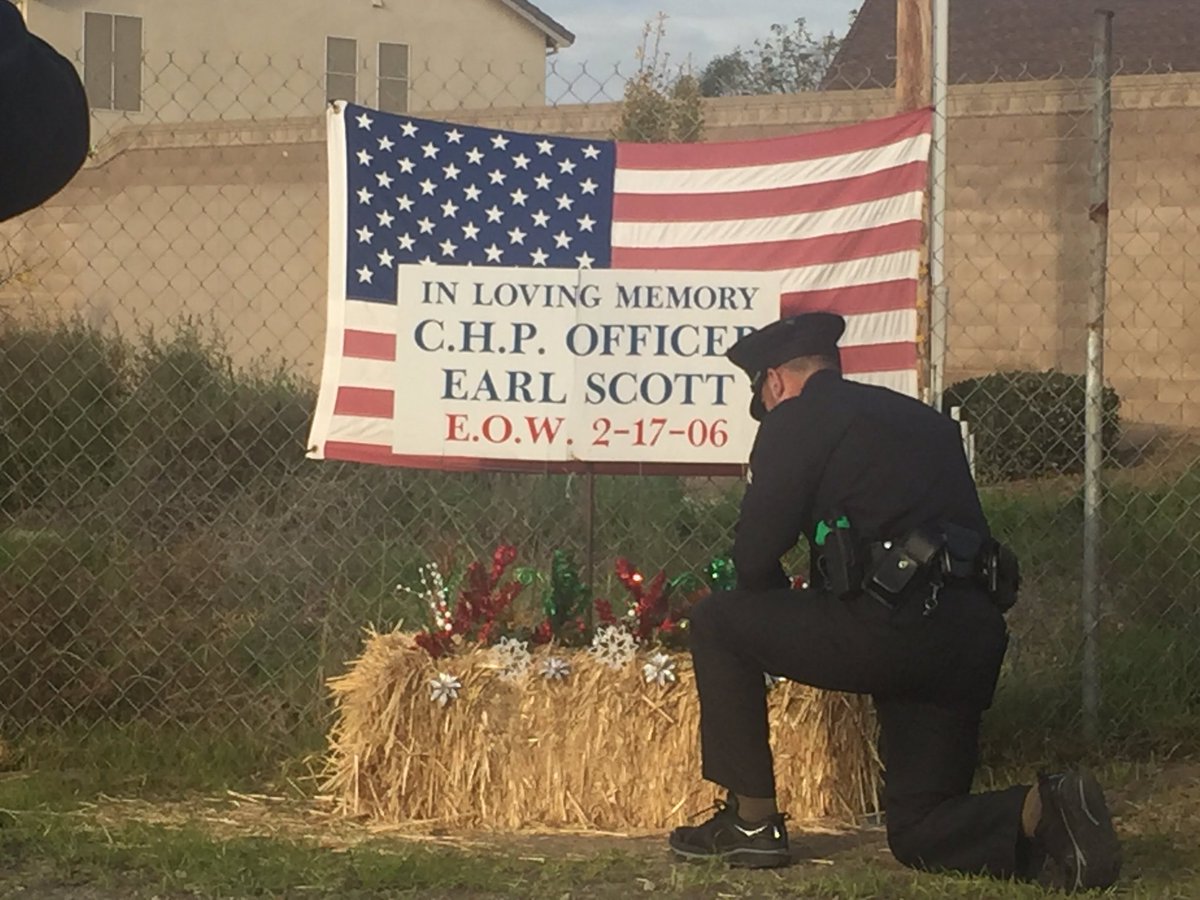 StanCoSheriff's tweet photo. During his run in StanCounty @LAPDHQ Officer Joe Cirrito stopped at a roadside memorial for CHP Officer Earl Scott, EOW 2/17/06 #LA2SAC https://t.co/DbrDWCZ7qI