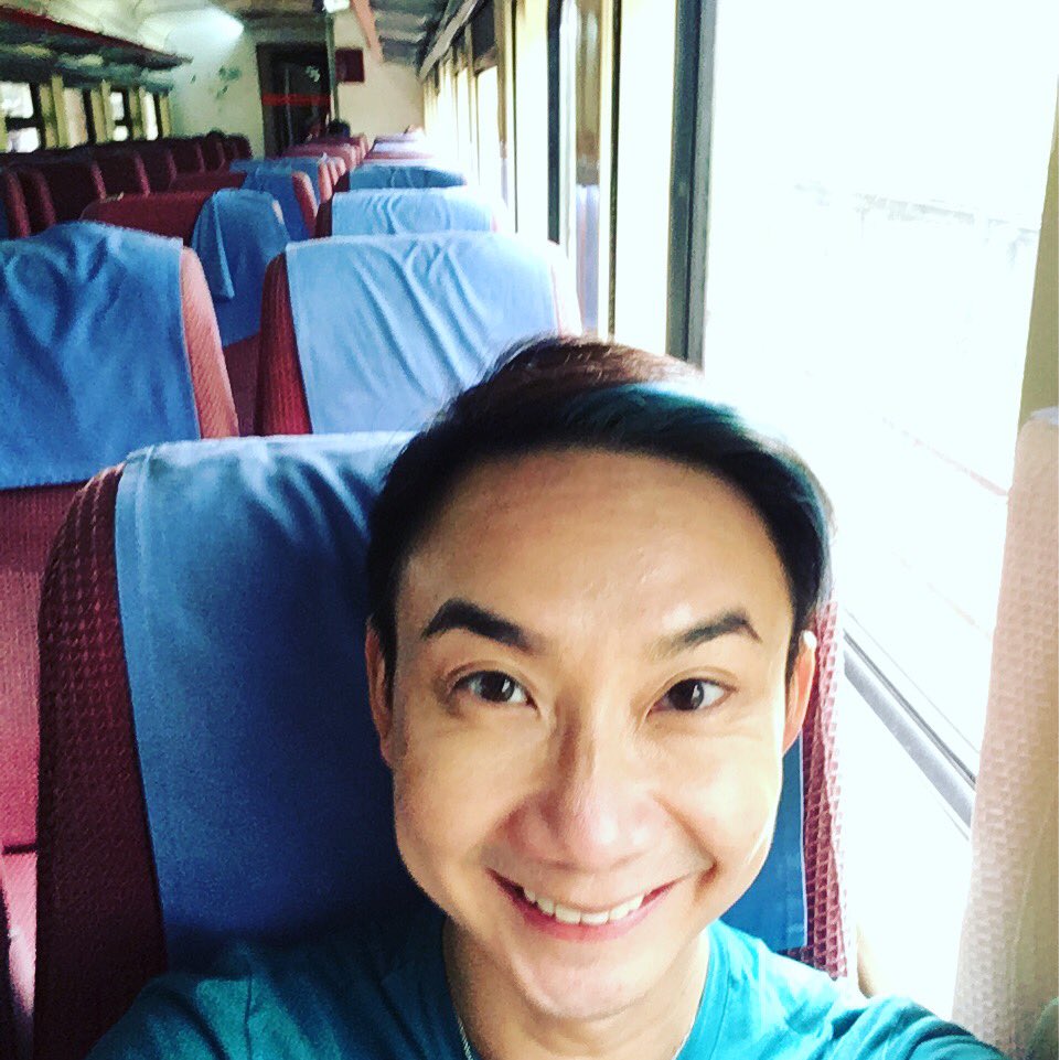 HossanLeong's tweet photo. #bordercrossing for #work I wish #ktmb can improve the ticket system for the #tebraushuttle for workers who have to do this daily. https://t.co/t0n0Nppj6V