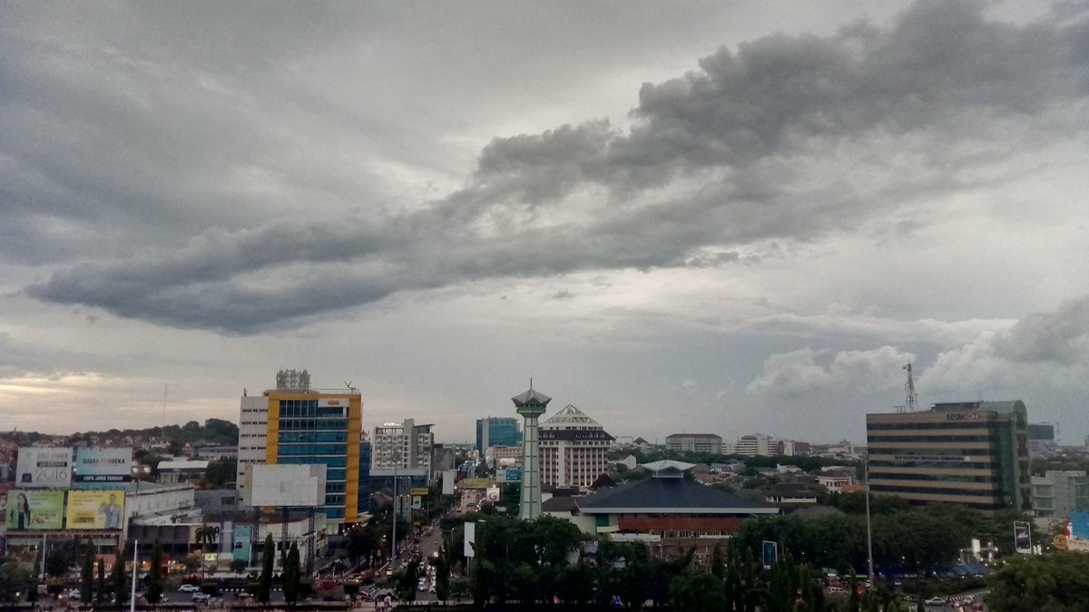 ragdvr's tweet image. Cityscape #Semarang

Taken by @flash3c_id #FlashPlus2 #HDR mode
Cuaca lagi mendung syahdu