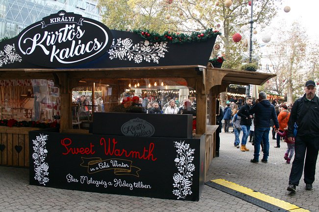 SportsFeatures's tweet photo. #JENNIFERWALKER: Get into the holiday spirit at Budapest's #Christmas market https://t.co/9IgTV8ROiH #Budapest2024 #Olympics @GoBudapest2024 https://t.co/VqJdpiTc0o