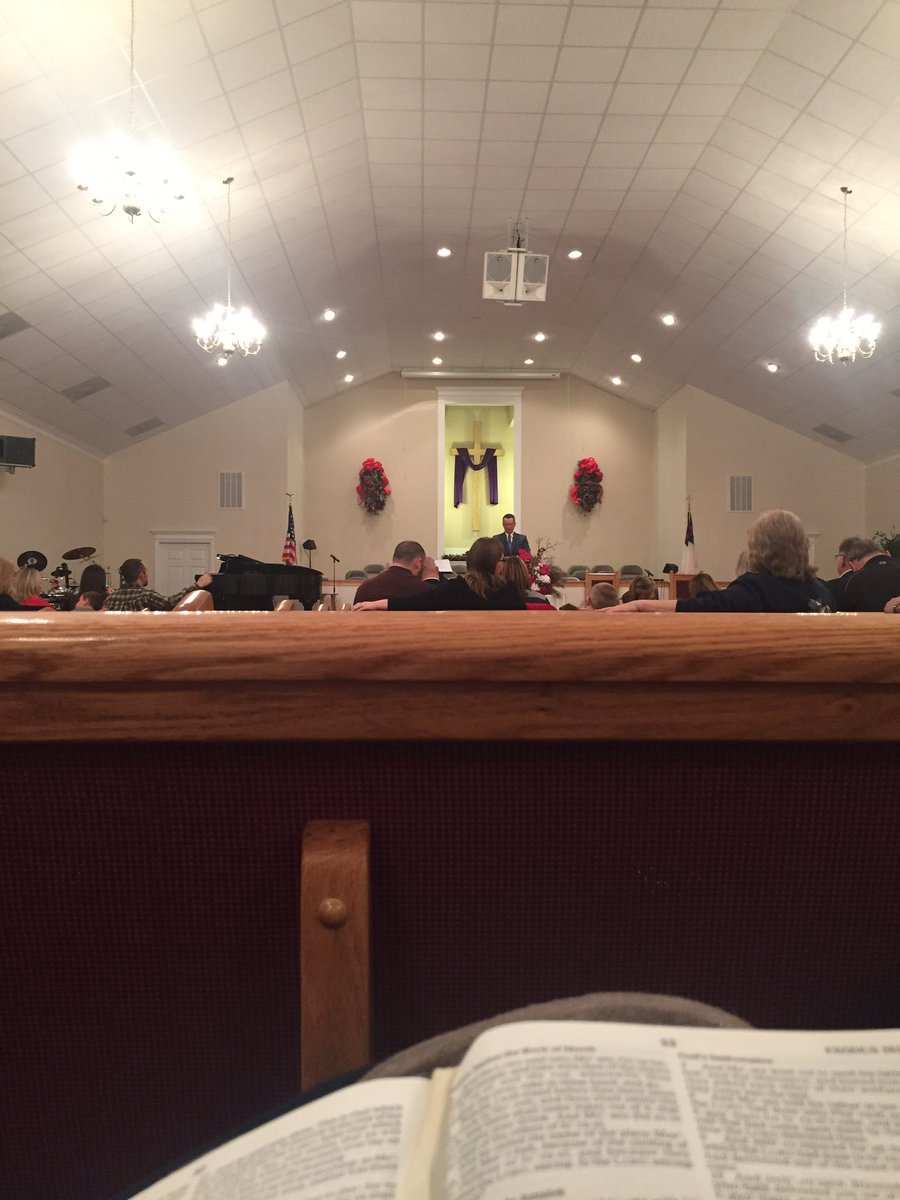 alisha_bentley's tweet photo. when sitting in church tonight, mom & emily get in an argument and I'm caught in the middle ๐ #backrowbaptists https://t.co/b3bMnnUgdZ