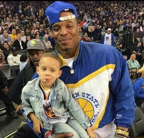 FakeSportsCentr's tweet photo. DAMN... I never realized how big Cam Newton really is. He's holding Steph Curry like a small child. 😱 https://t.co/APseWDNdhD