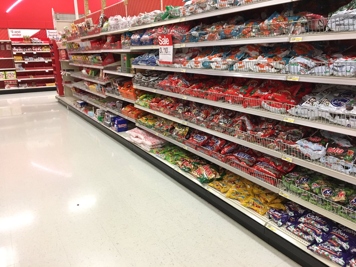 #soproud Team's smart huddle tonight to clean up after St. Nick 😏 Ready to scan n fill for final St. Nick's sales tomorrow <a href="/AlexElgersma/">Alex Elgersma</a>