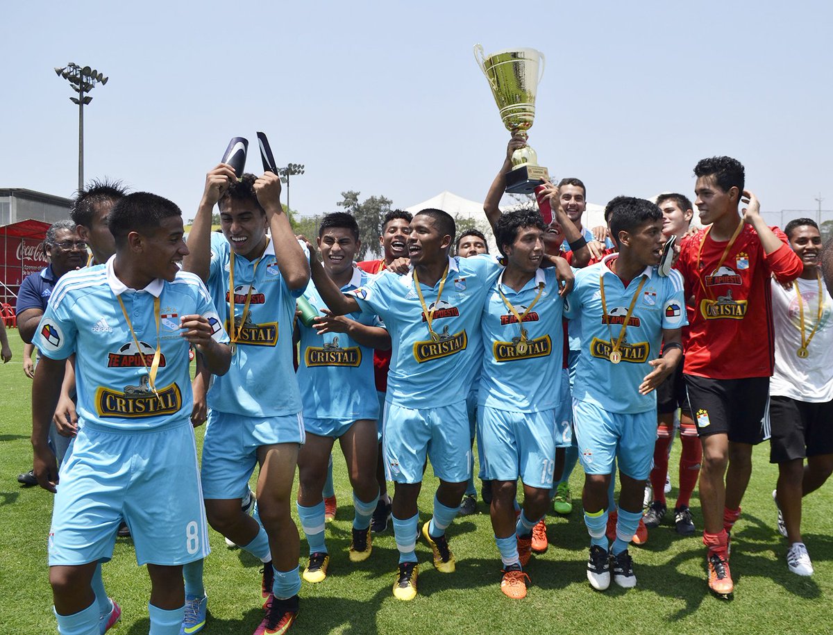 lanueveperu's tweet photo. 📷 | El festejo de la Reserva del @ClubSCristal, campeón de la #CopaModeloCentenario. https://t.co/5sWfKFnd5z