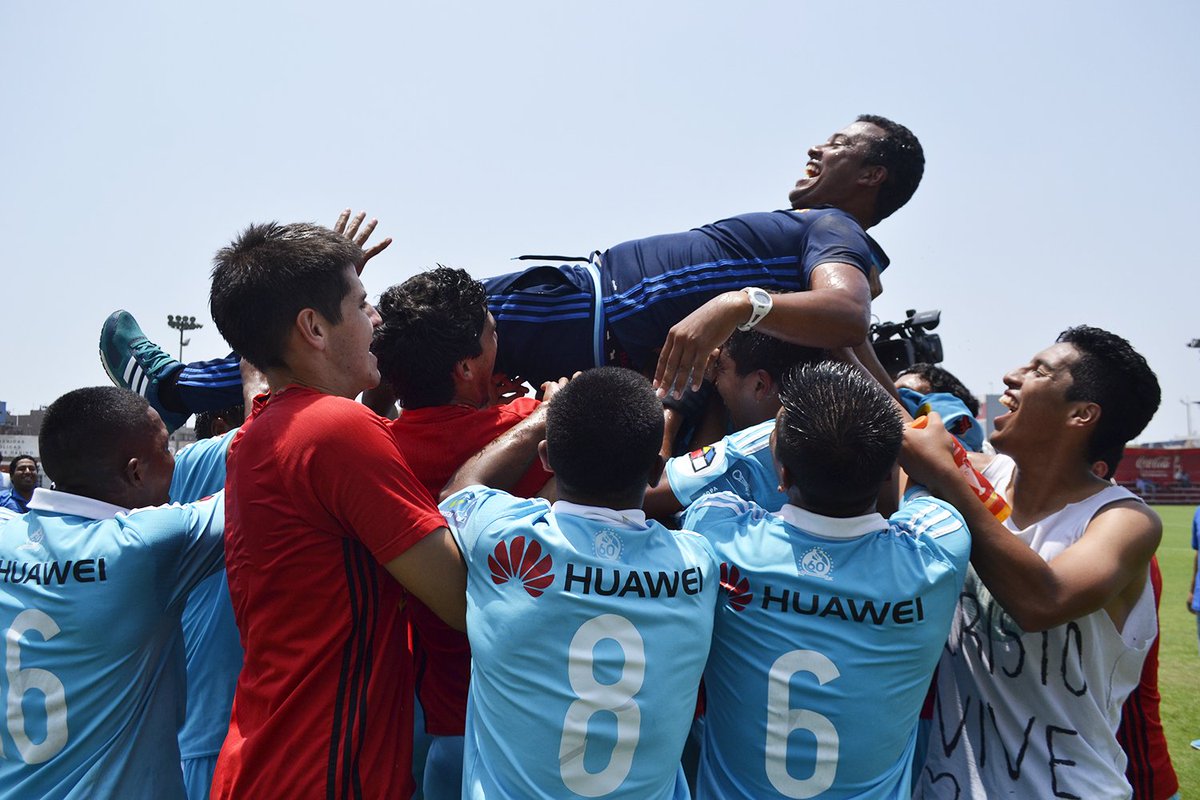 lanueveperu's tweet photo. 📷 | El festejo de la Reserva del @ClubSCristal, campeón de la #CopaModeloCentenario. https://t.co/5sWfKFnd5z