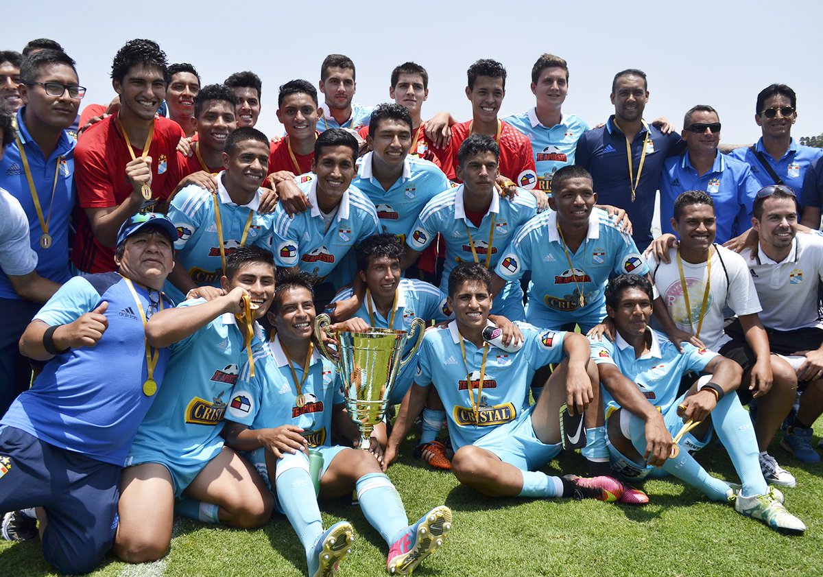 lanueveperu's tweet photo. 📷 | El festejo de la Reserva del @ClubSCristal, campeón de la #CopaModeloCentenario. https://t.co/5sWfKFnd5z
