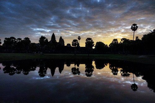 raysonesquejo's tweet photo. Catching the sunrise over Cambodiaβs Angkor Wat. #GOrayson... https://t.co/Q7txlTO0kC https://t.co/hCtjAMggoG