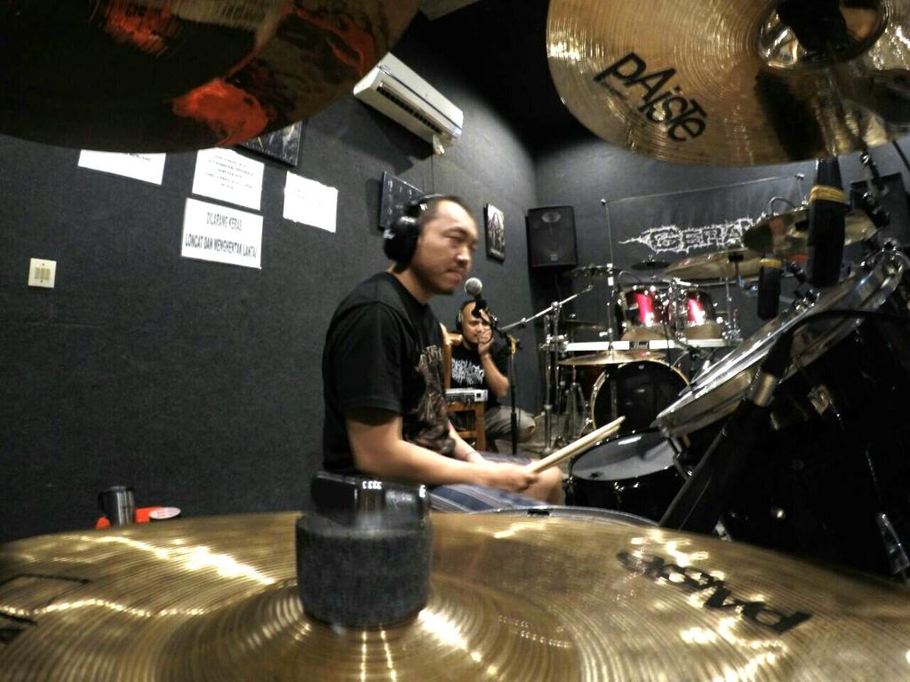 asphyxiate_bdm's tweet photo. #asphyxiate #band #deathmetal #bekasi #jawabarat #indonesia #recordingsession #promosingle #apachestudio https://t.co/CR3V6pxn8p