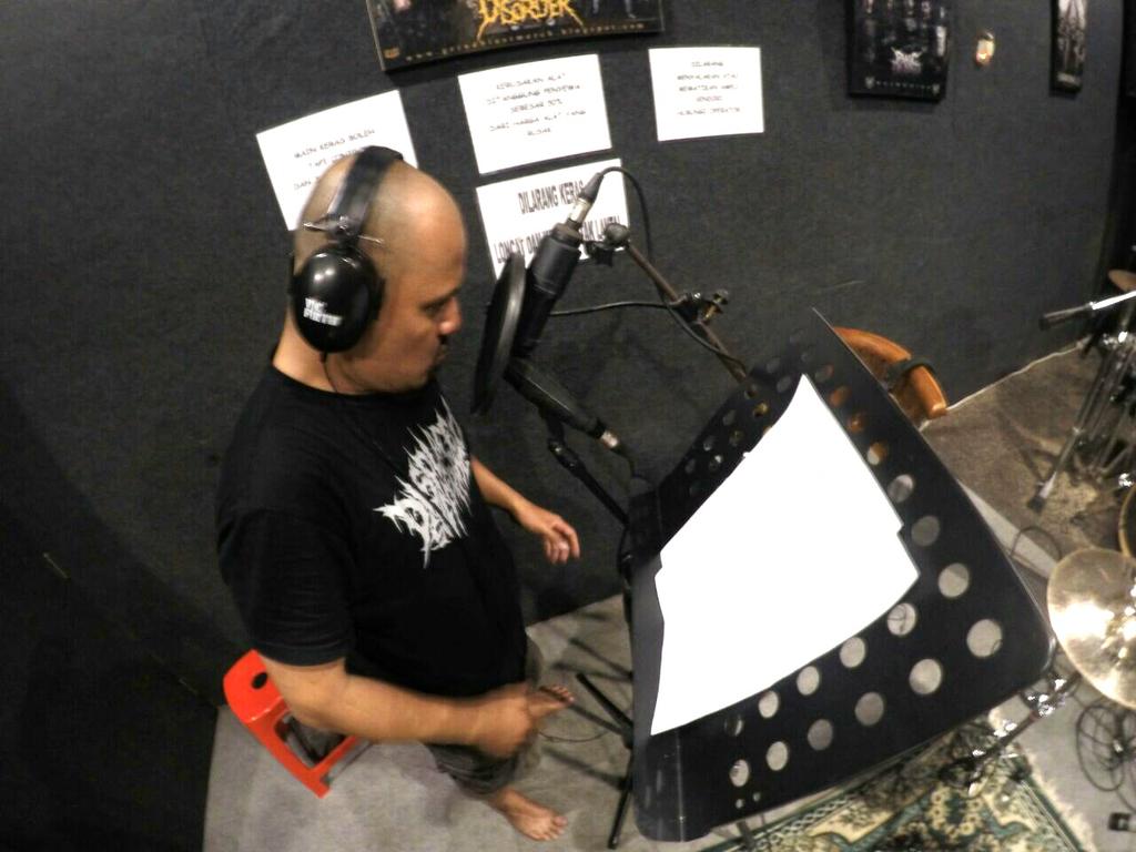 asphyxiate_bdm's tweet photo. #asphyxiate #band #deathmetal #bekasi #jawabarat #indonesia #recordingsession #promosingle #apachestudio https://t.co/CR3V6pxn8p