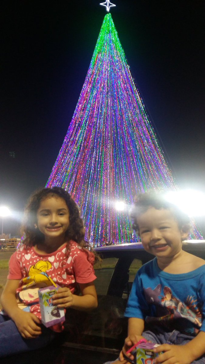 Mikeatc2k's tweet photo. Mis gorditos en relax navideño https://t.co/pF2v3dOM0o