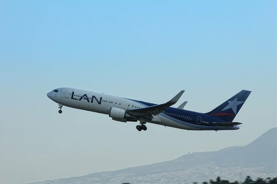 Lavozaviacion's tweet photo. LAN Y TAM  antes de ser LATAM.
Ambos 767 en despegue de las 05 MMMX .

Fotos #Capk https://t.co/z52Mz2m5Jr