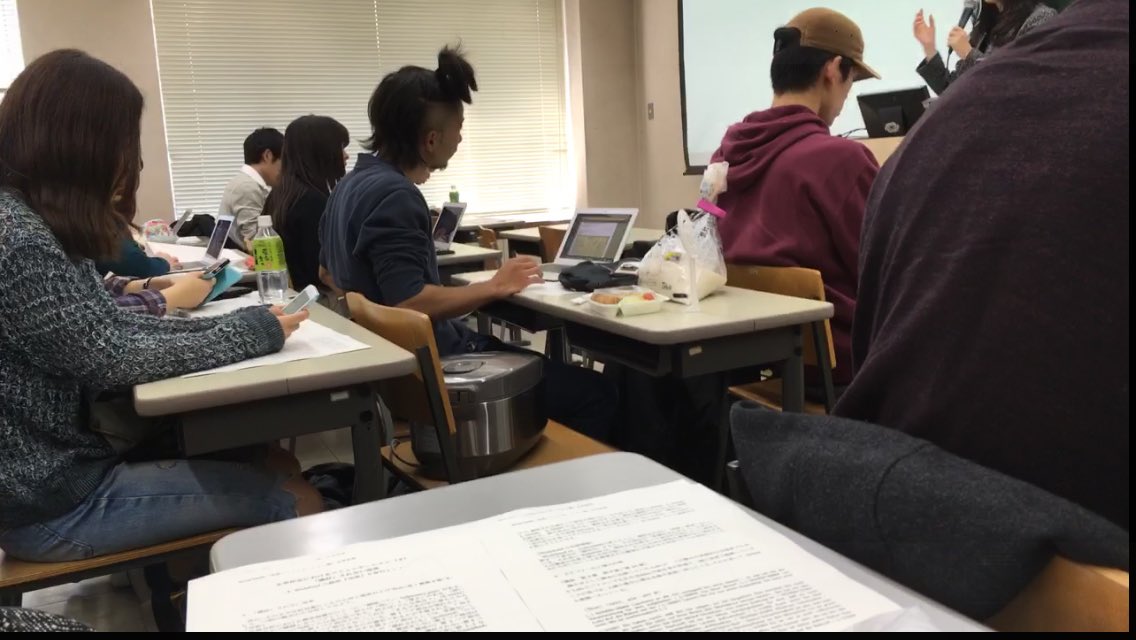 mun2akn's tweet photo. 授業中に炊飯器が「ピッ」ってwwwご飯炊き始めた人いるんだけど これぞSFC…なのかももうわからない。笑 それを止めない教授、わりと周りも騒つかないSFC。なんかすごい。もうなんかすごい！！笑 授業よく一緒になるけど、やっぱこの方レジェンドでしょ。 https://t.co/qyr6t143yJ