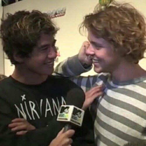acoustic5sos's tweet photo. "He's more than a friend to me, he's more like a brother and he means family to me"
"I'll be always for him" https://t.co/APCSTtRuyC