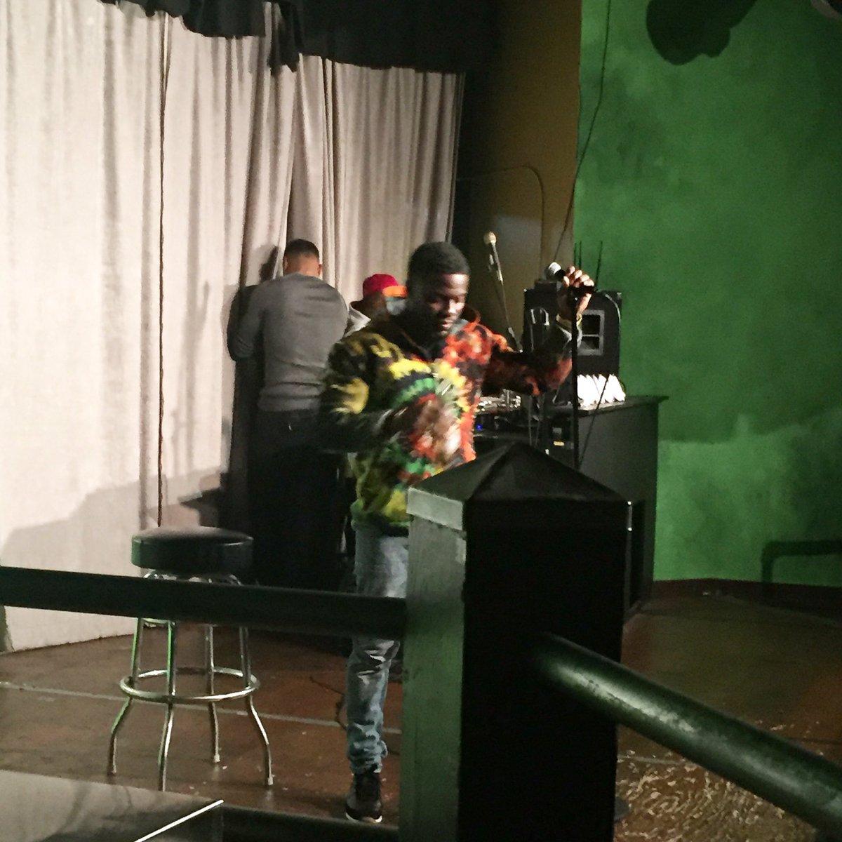 WCO89's tweet photo. Surprise appearance by Kevin Hart tonight... 🙌🏾 😜 #uptowncomedy @KevinHart4real https://t.co/eNUyIzsmAt