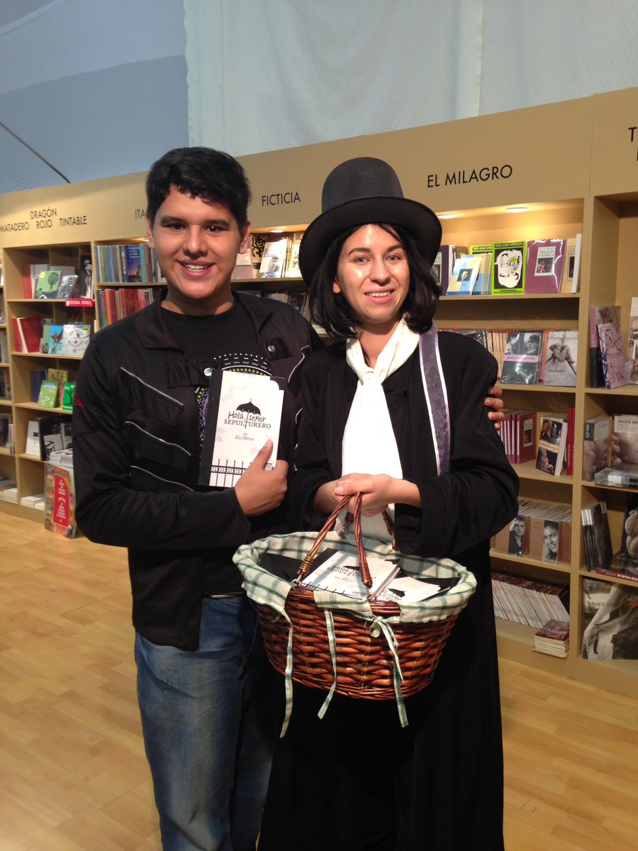 AloSmulbin's tweet photo. Mi nuevo amigo!! Solo se que una gran aventura nos espera en un misterioso viaje al cementerio#holaseñorsepulturero https://t.co/3HLwSdAZuQ
