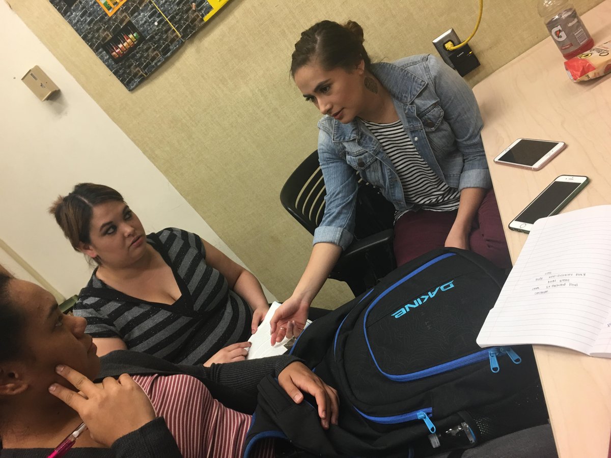 SaraParker411's tweet image. #COM3 students working hard on their #AcademicExpo projects. #ILoveMyStudents #elenaduran #stephaniesmith #roxanecepeda #kawenapaez