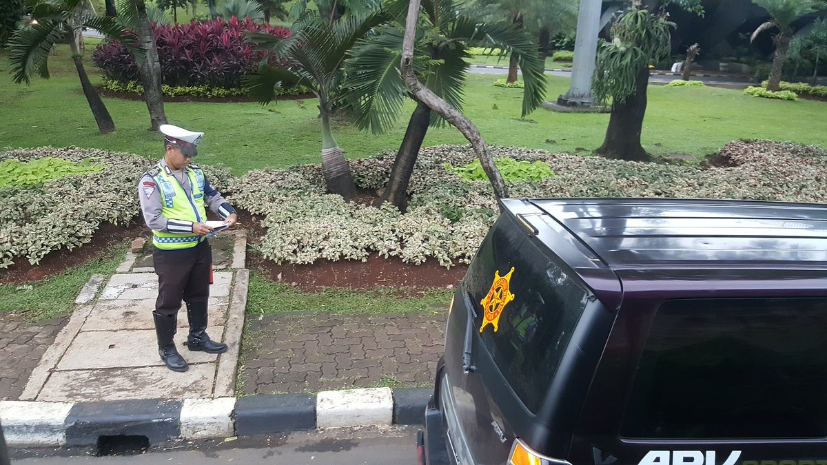 vicky_mrd's tweet photo. Penindakan pelanggar  ganjil/genap @ semanggi @TMCPoldaMetro @NTMCLantasPolri  👍👍 https://t.co/rmiyfhrnkV