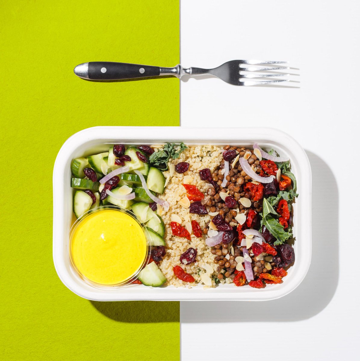GreenGurus_de's tweet photo. Neue Woche, neue Bowls. Probiert heute zum Beispiele unsere Quinoa & Turmeric Bowl. #ByeByeFoodcoma https://t.co/UP2PTeDqAj