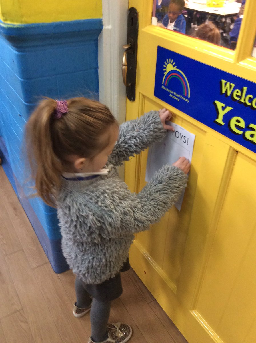 Owls_MRPA's tweet photo. Making and sticking up lost posters for our toys! #missingtoys https://t.co/WFULra09zL