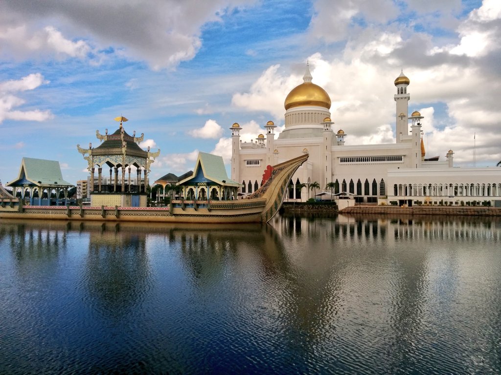onlygooverland's tweet photo. Walked the planks of Kampung Ayer village and gazed at the splendid Omar Ali Saifuddien mosque in Bandar #travel #Brunei https://t.co/ERIjTNQhKD