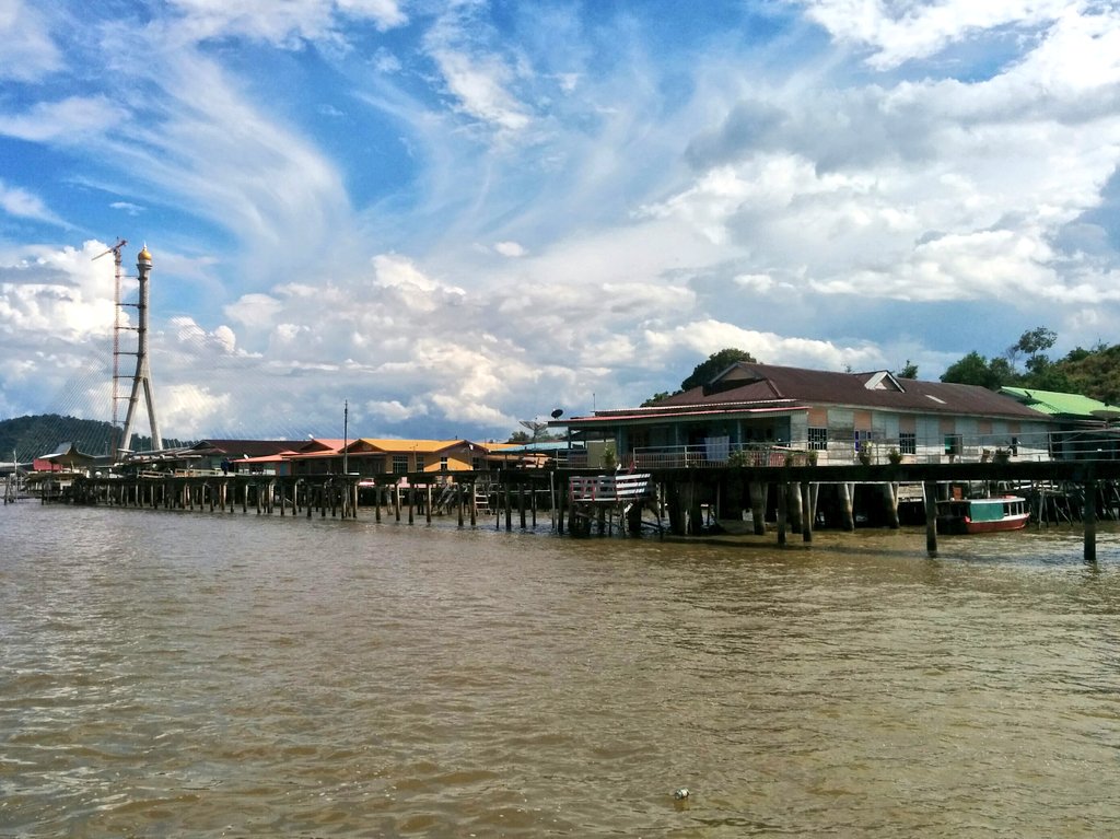 onlygooverland's tweet photo. Walked the planks of Kampung Ayer village and gazed at the splendid Omar Ali Saifuddien mosque in Bandar #travel #Brunei https://t.co/ERIjTNQhKD