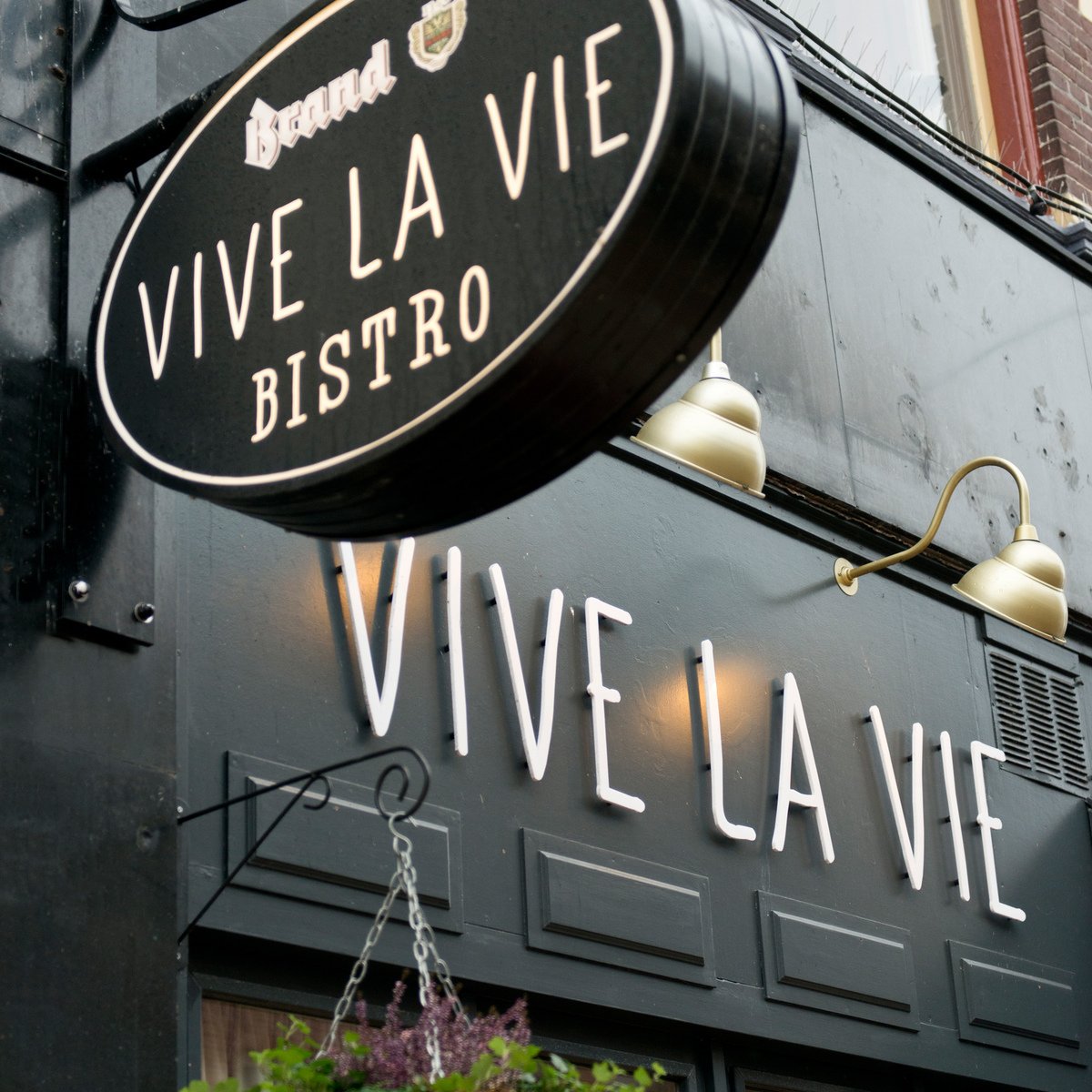 Mooi JRE-nieuws uit <a href="/gem_groningen/">Gemeente Groningen</a>! Sinds 1 december ook lunch bij <a href="/BistroVivelaVie/">Vive la Vie</a> van <a href="/Jeroensportel/">Jeroen Sportel</a> -> goo.gl/7q9m1U. #JRENL