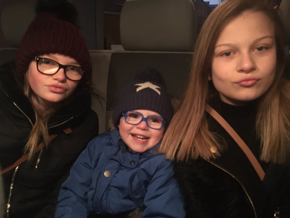 EverattKimmy's tweet photo. Brilliant surprise for the kids!!! 😍Off to Disney land Paris. Mickey Mouse🐭 here we come!! Xxx @CarlGreavesPro #MakingMemories https://t.co/bGNLXnvxs6