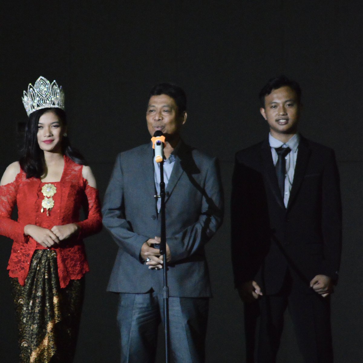 pps_sman2tamsel's tweet photo. Opening speech from Mr. Masduki, S.Pd @smanda_osis @TELEplusMagz #FinalNightPPS2016 https://t.co/hQqZsoklve