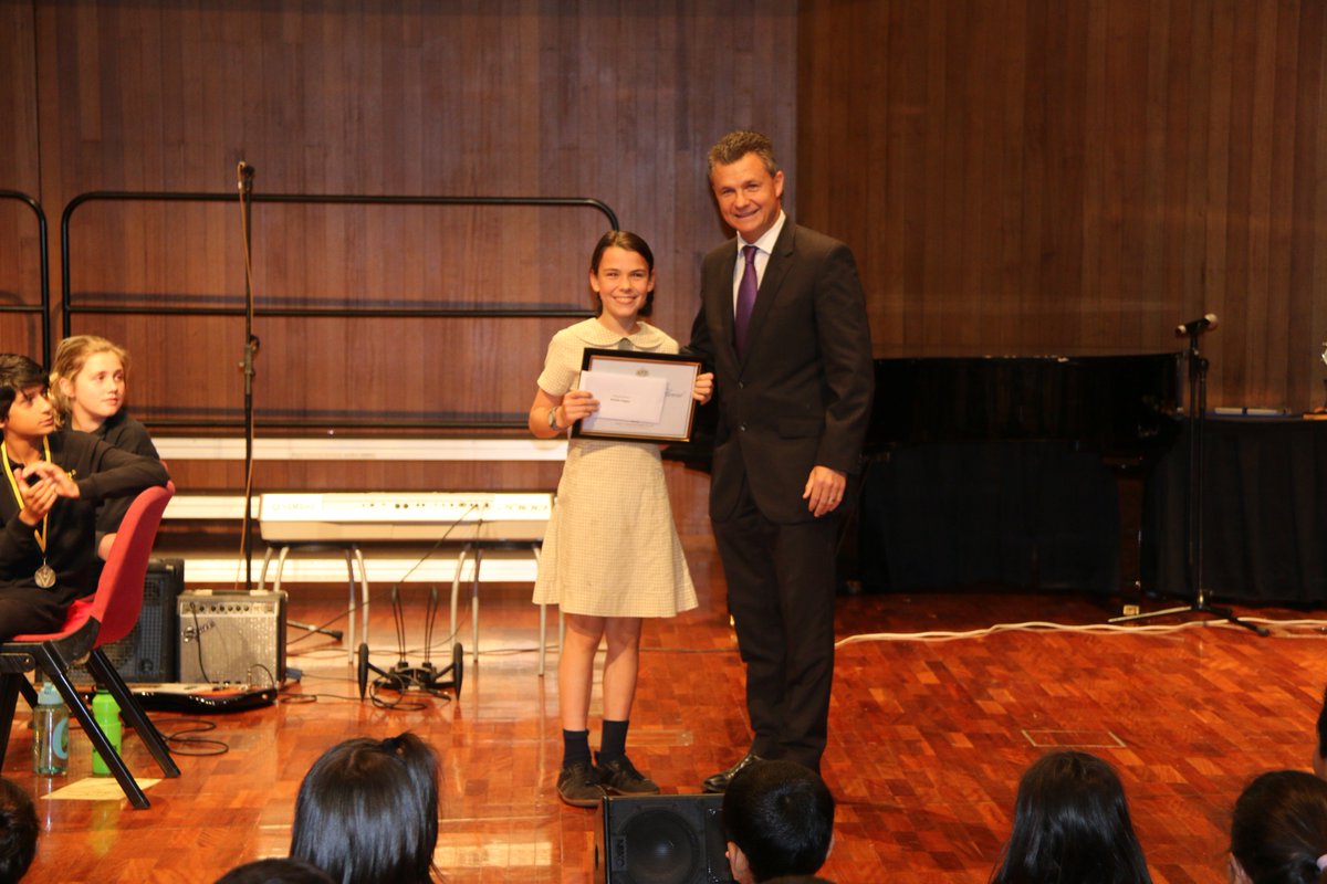 MThistlethwaite's tweet image. Proud to award Amelie Hogan with a #KingsfordSmith #CommunityServiceAward at #Randwick Primary School presentation day.