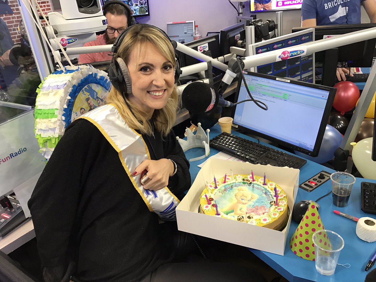 Bruno Dans La Radio On Vient D Apporter Le Gateau D Anniversaire De Sarah Elle Est Fan De La Fee Clochette Un Gateau Rien Que Pour Elle Brunofunradio T Co Zg5ax9nhlx
