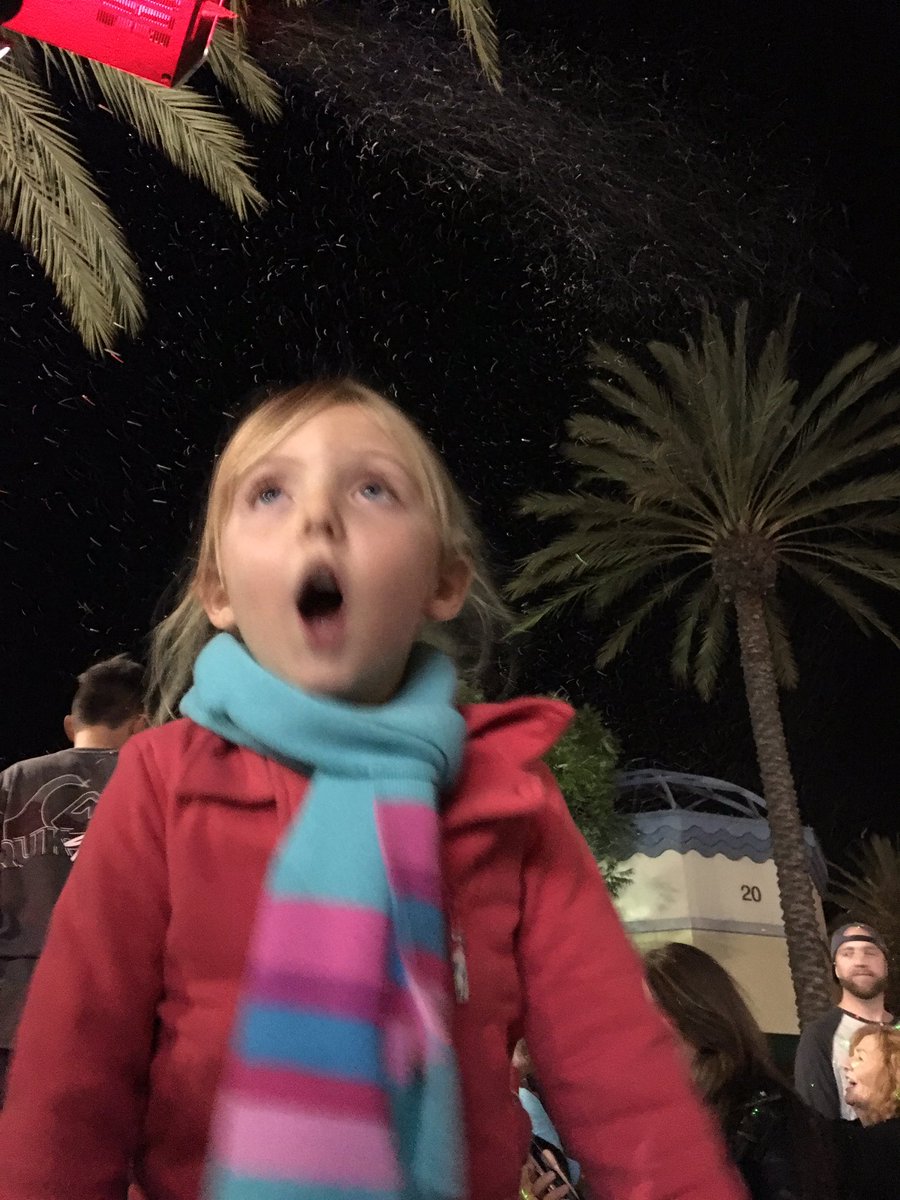 mumvsmom's tweet photo. Sightings of Santa and snow in #Vista earlier 🌴#Christmas #freeevents #vistawinterfest https://t.co/1a8dUZdSI8
