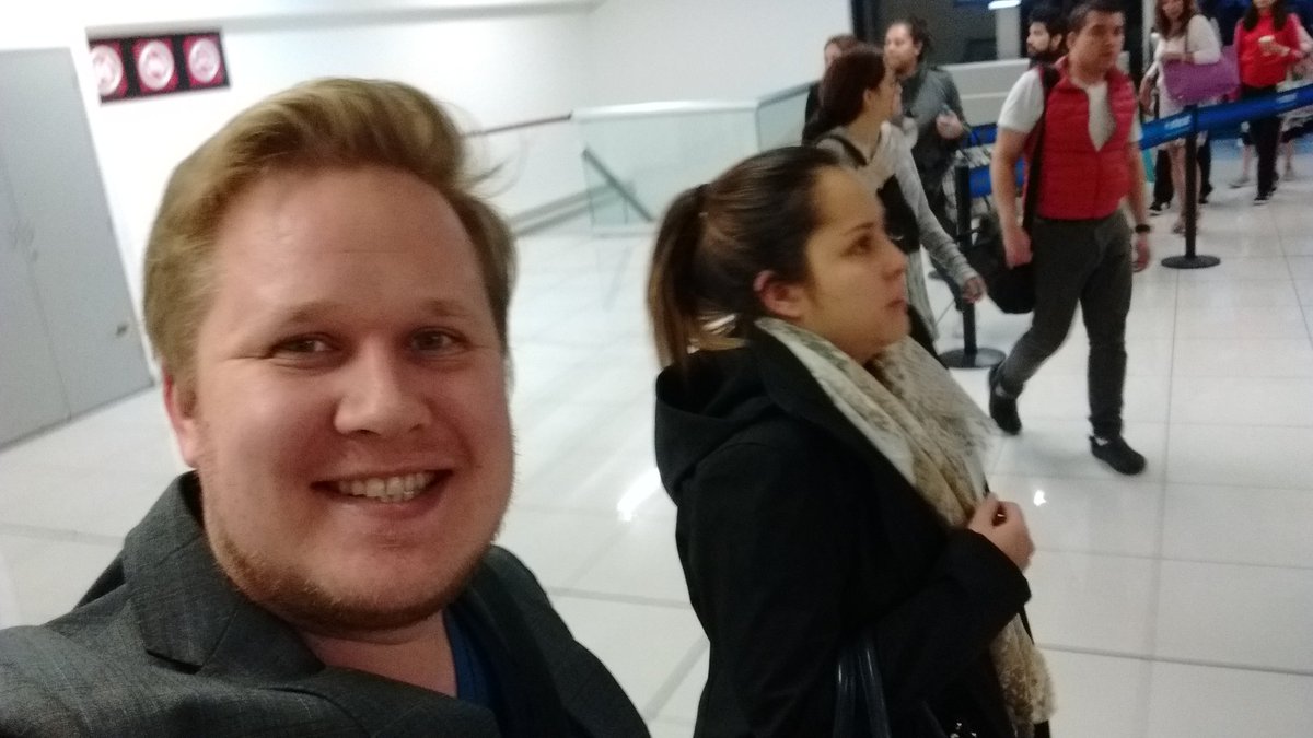 happitcom's tweet photo. #TeamTrainEngage landed #CDMX. hopefully our video works and we get to shakehands also with @arturoelias https://t.co/YXOBFoEX2R #MeetArturo https://t.co/KfaZNuj55S
