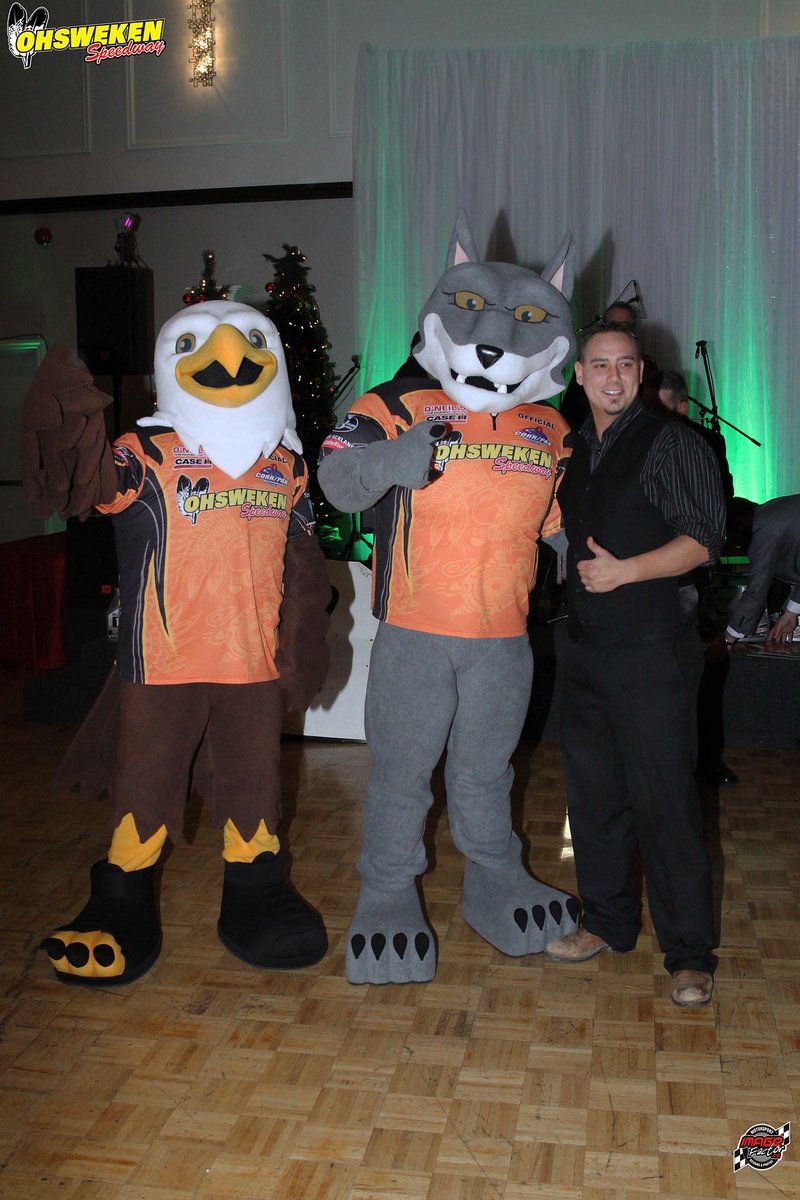 bigofang's tweet photo. @OhswekenSpdway banquet 2016!  Arm wrestled Jesse for his Crate Sprint Car Ride but I lost! https://t.co/xJIVWzPcK1