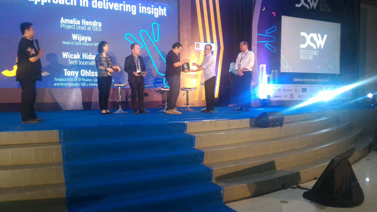 DSWeekends's tweet photo. Penyerahan plakat #DSWConcert Panel 1: Creative Panel #DSWeekend https://t.co/8Yl12lvOj1