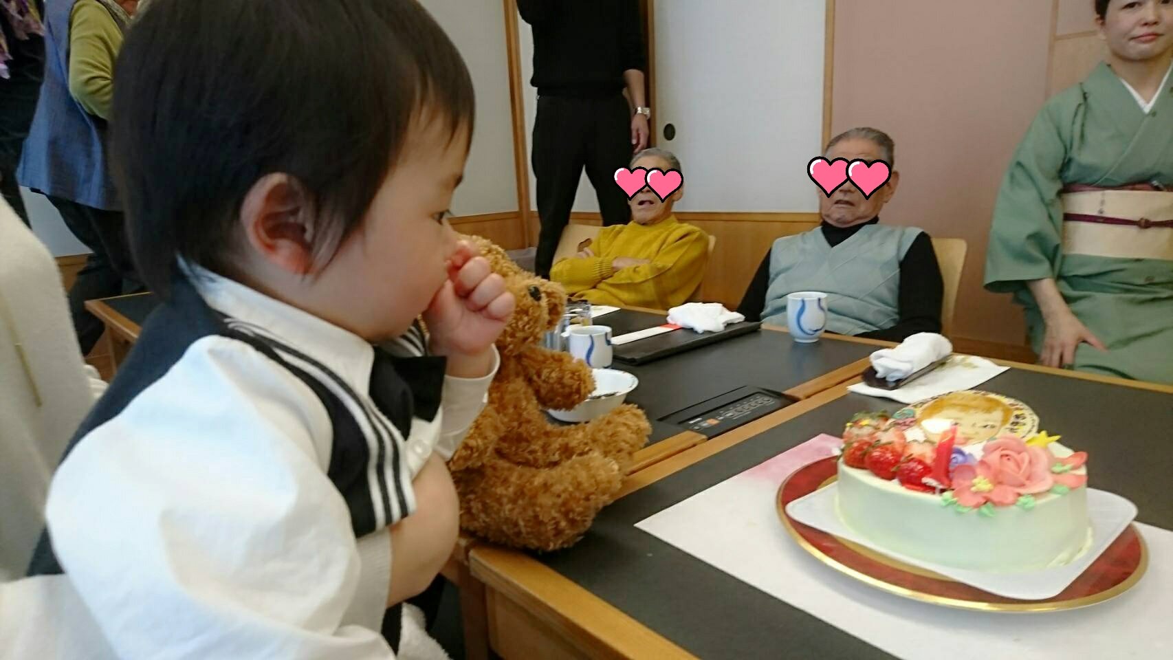Hitomi 昨日わあゆむの1歳の誕生日 木曽路に両家の親とじじばば全員集合 主役わタキシード 名前入りの一升餅を背負って歩いたよん ふらふらだったのにパチパチしてた 笑 誕生日プレゼントに似顔絵入りのケーキも みんな楽しそうだったしすごく