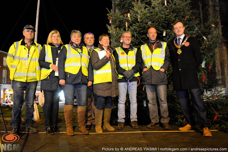 andreasyiasimi's tweet photo. Thank you @cromerxmaslight volunters @johnfrosdick1 @CromerChristmas &amp; all involved for fab #christmaslightsswitchon https://t.co/0gtjxAUzE8 https://t.co/BYU2g00ser