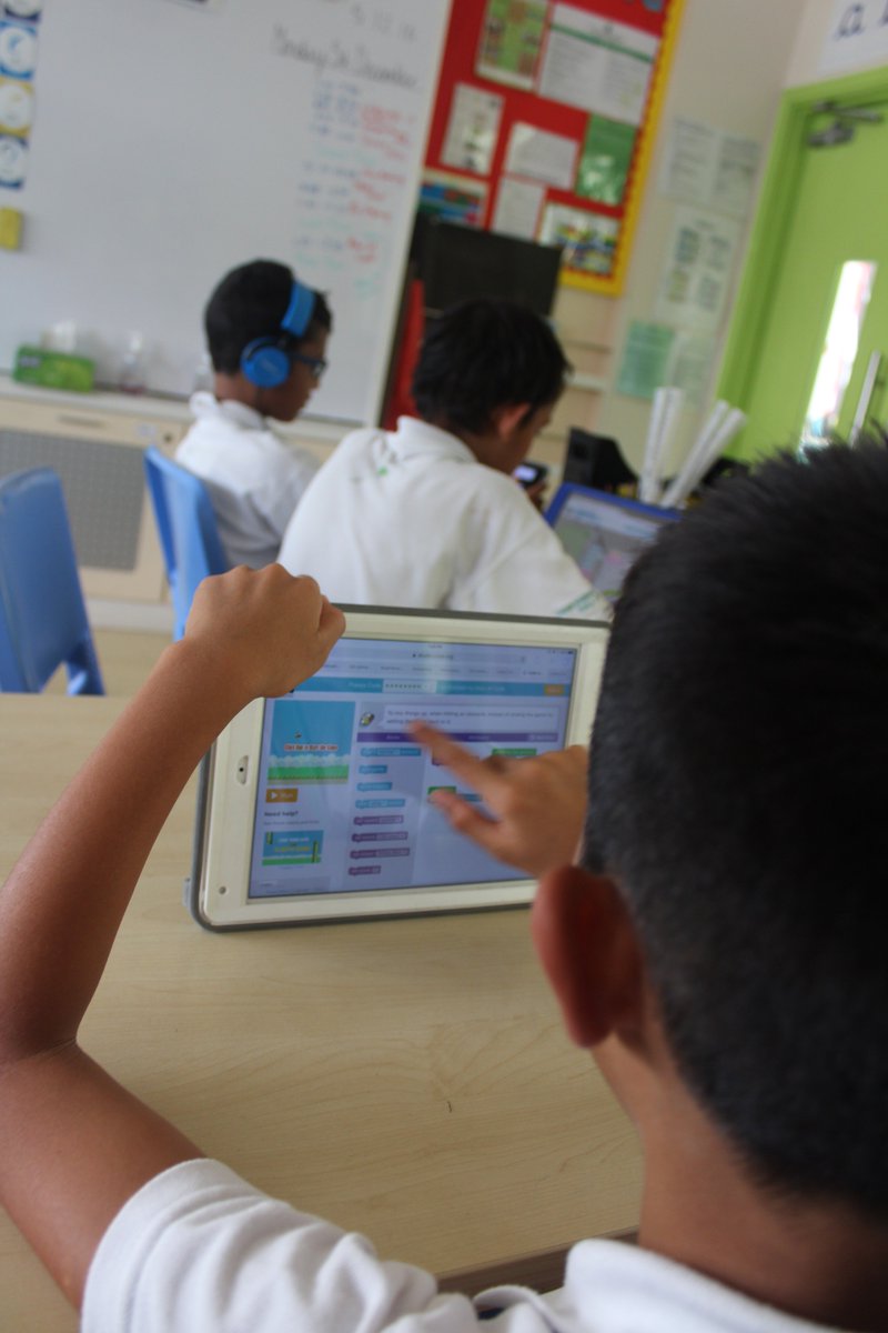 TinYardbird's tweet image. @lucarocco1&apos;s year 6 class #coding away! #HourofCode #languageofthefuture #computerscienceweek #GISlearning