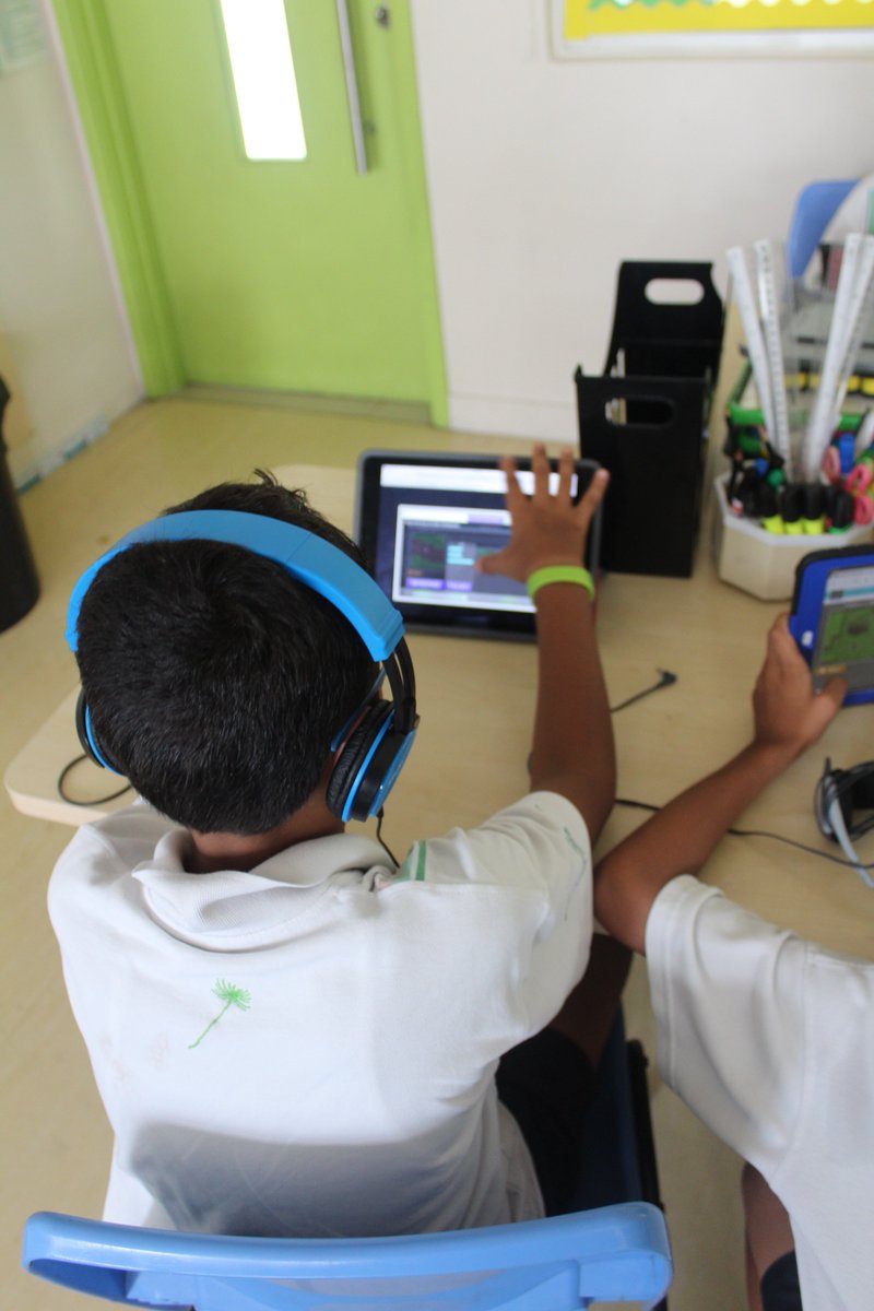 TinYardbird's tweet image. @lucarocco1&apos;s year 6 class #coding away! #HourofCode #languageofthefuture #computerscienceweek #GISlearning