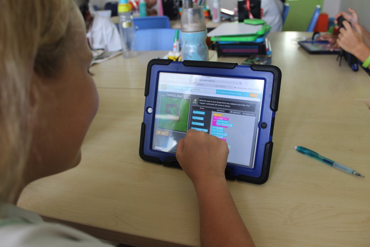 TinYardbird's tweet image. @lucarocco1&apos;s year 6 class #coding away! #HourofCode #languageofthefuture #computerscienceweek #GISlearning