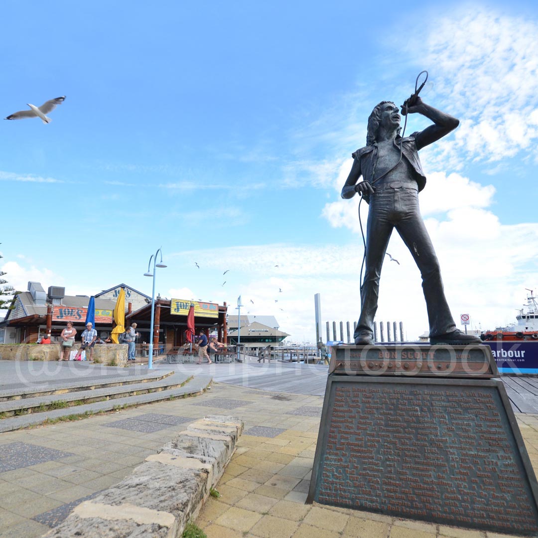 giuliosaggin's tweet photo. #BobScott statue, #Fremantle, Western Australia. #acdc #accadacca #bonscottstatue #bonscottmemorial #liveharddieyoung #diedtooyoung #rocker https://t.co/OEoxliwlm7