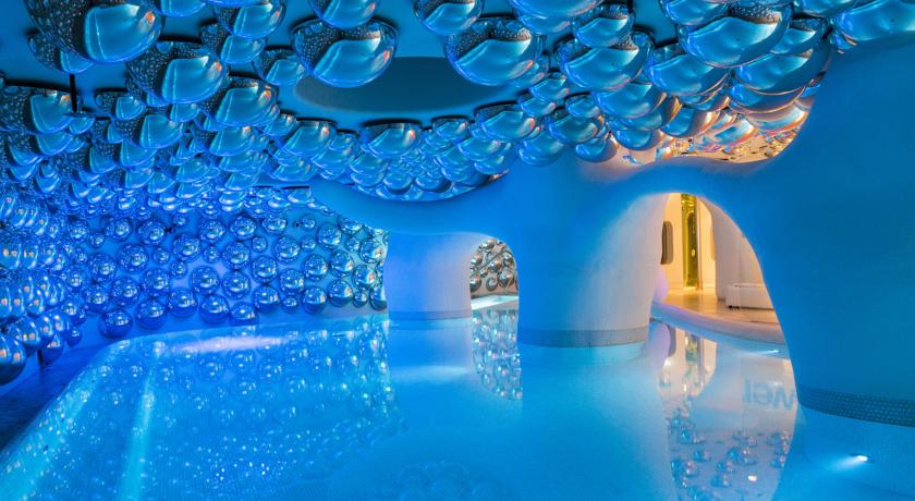 ¿Te gustaría bañarte en esta piscina?

Se encuentra en Milán y parece sacada de un cuento.

¿Te gusta?